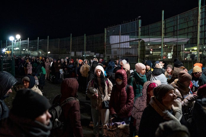 Refugiats ucraïnesos, a la frontera, al municipi de Shehyni, abans d'arribar a l'encreuament per passar a Polònia | Joan Mateu Parra | ACN