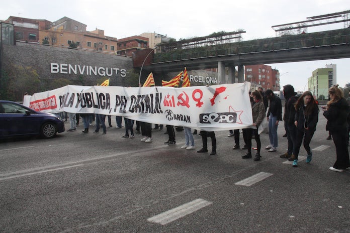 Estudiants mostrant una pancarta durant el tall de l'Avinguda Meridiana de Barcelona | ACN