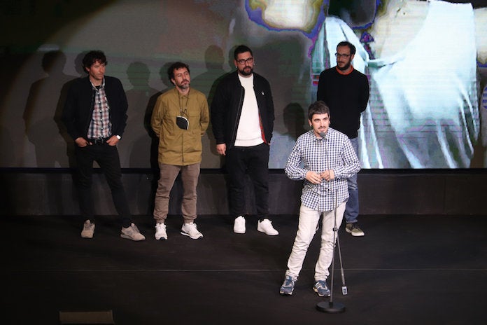 El vocalista de Zoo, Toni Sánchez, agraïnt a la crítica el premi Enderrock de Millor artista durant la gala que s'ha fet a l'Auditori de Girona | Aleix Freixas | ACN