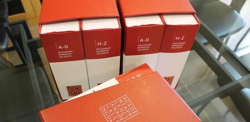 Tal dia com hui del 2002 l'AVL va declarar oficial la normativa lingüística usada des del 1983 per la Generalitat