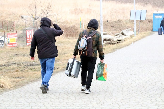 Dima, un conductor de camió de 26 anys, travessa la frontera per integrar-se a l'exèrcit ucraïnès | Roger Pi de Cabanyes | Natàlia Segura  | ACN