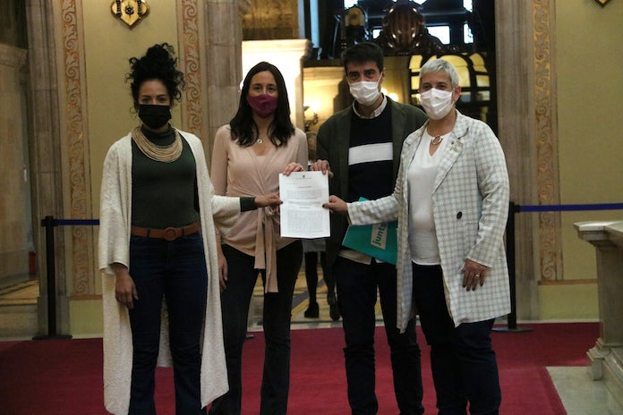 Els diputats Esther Niubó (PSC), Jéssica González (ECP), Mònica Palacín (ERC) i Francesc Ten (Junts) a l'escala del Parlament abans de registrar la modificació de la legislació per blindar el català a l'escola | Sara Escalera | ACN
