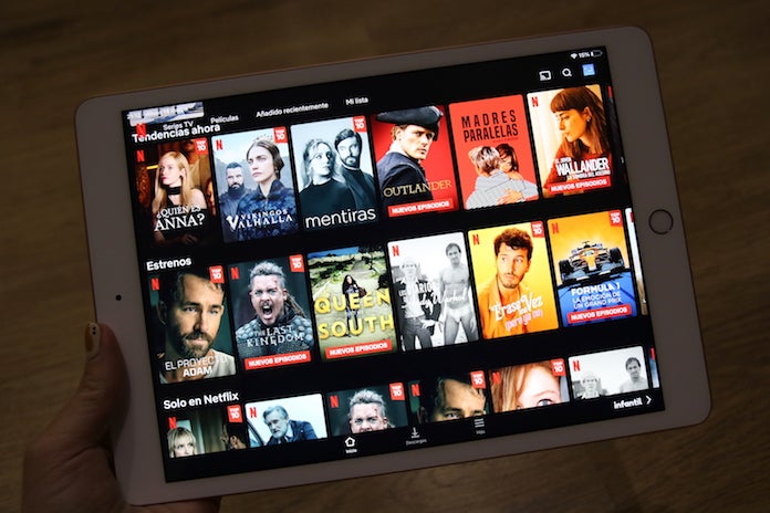 Part del catàleg de Netflix visible des d'una tauleta  | Violeta Gumà | ACN