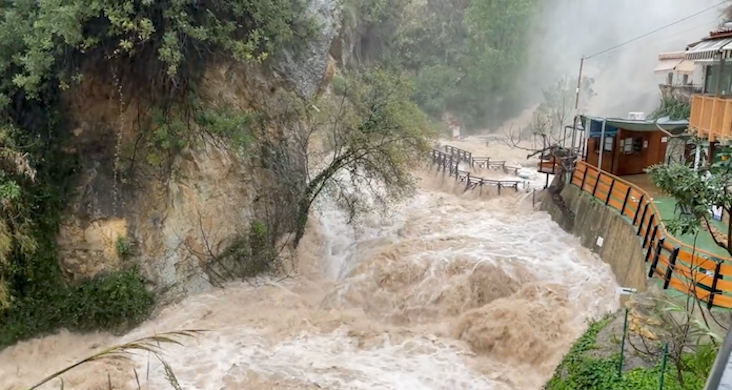 [Vídeos] Les intenses pluges a la Marina Baixa desborden el riu Algar