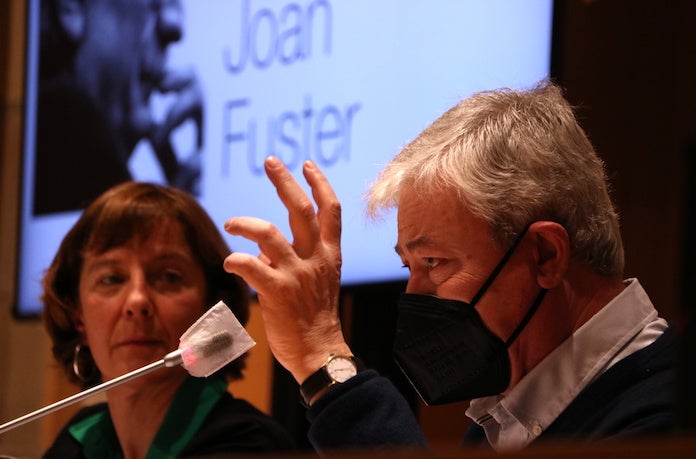 L'escriptor i comissari de l'Any Joan Fuster, Enric Sòria, amb la directora de la ILC, Izaskun Arretxe, en la presentació de la commemoració | Pau Cortina | ACN