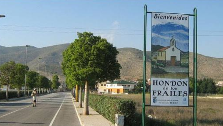 Entrada al municipi del Fondó dels Frares, al Vinalopó Mitjà, amb el cartell del nom del poble en castellà