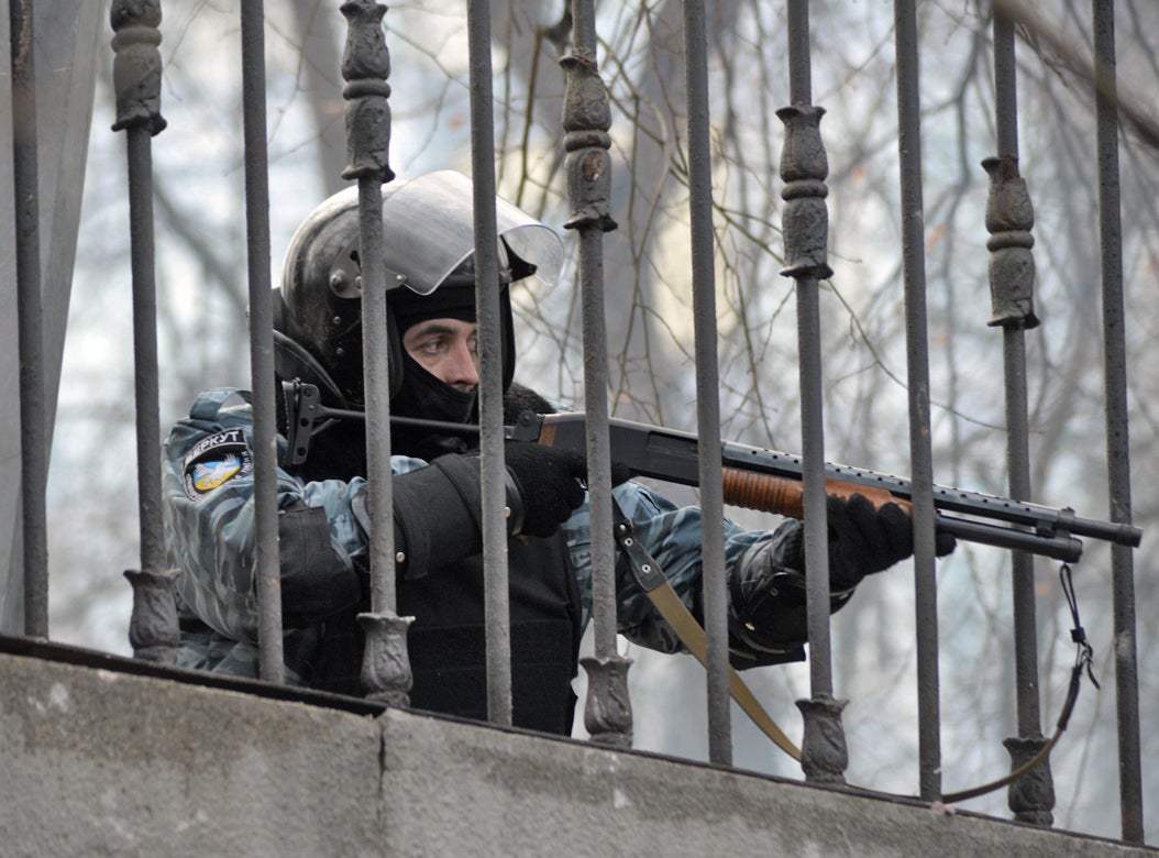 Agent especial de la Guàrdia Presidencial (els Berkut), apunta cap als manifestants durant els avalots de les protestes d’Euromaidan al carrer de Hruixèvskoho de Kíiv, el 19 de gener de 2014.
