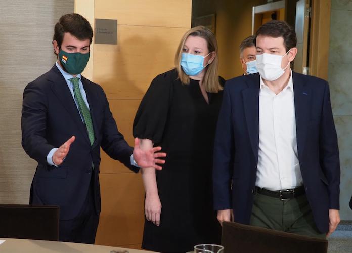 El candidat de Vox a la presidència de les Corts de Castella i Lleó, Juan García-Gallardo, i el president en funcions de Castella i Lleó, Alfonso Fernández Mañueco | Claudia Alba | EP