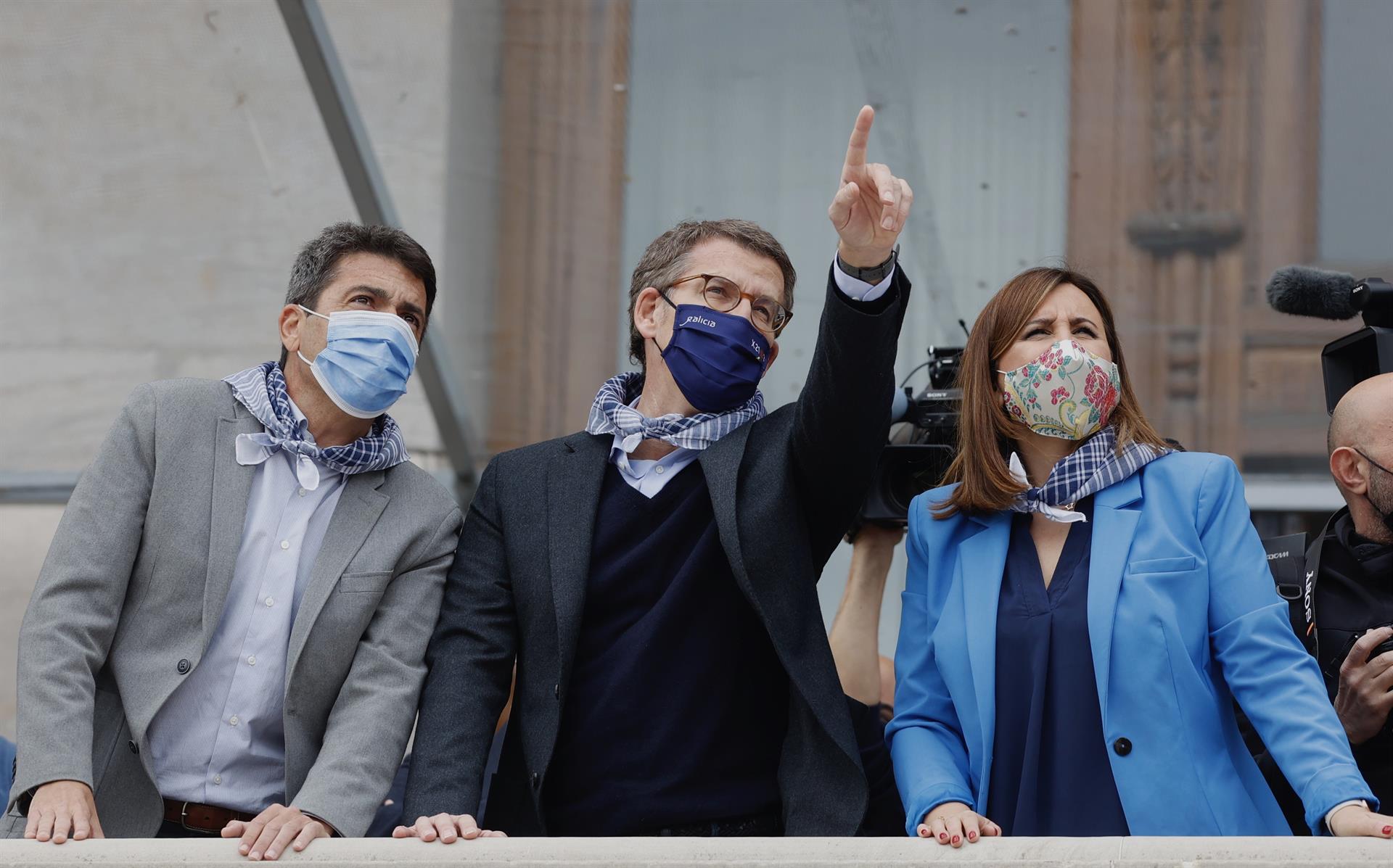 Alberto Núñez Feijóo, futur dirigent del PP, contempla la mascletà amb Carlos Mazón i María José Catalá