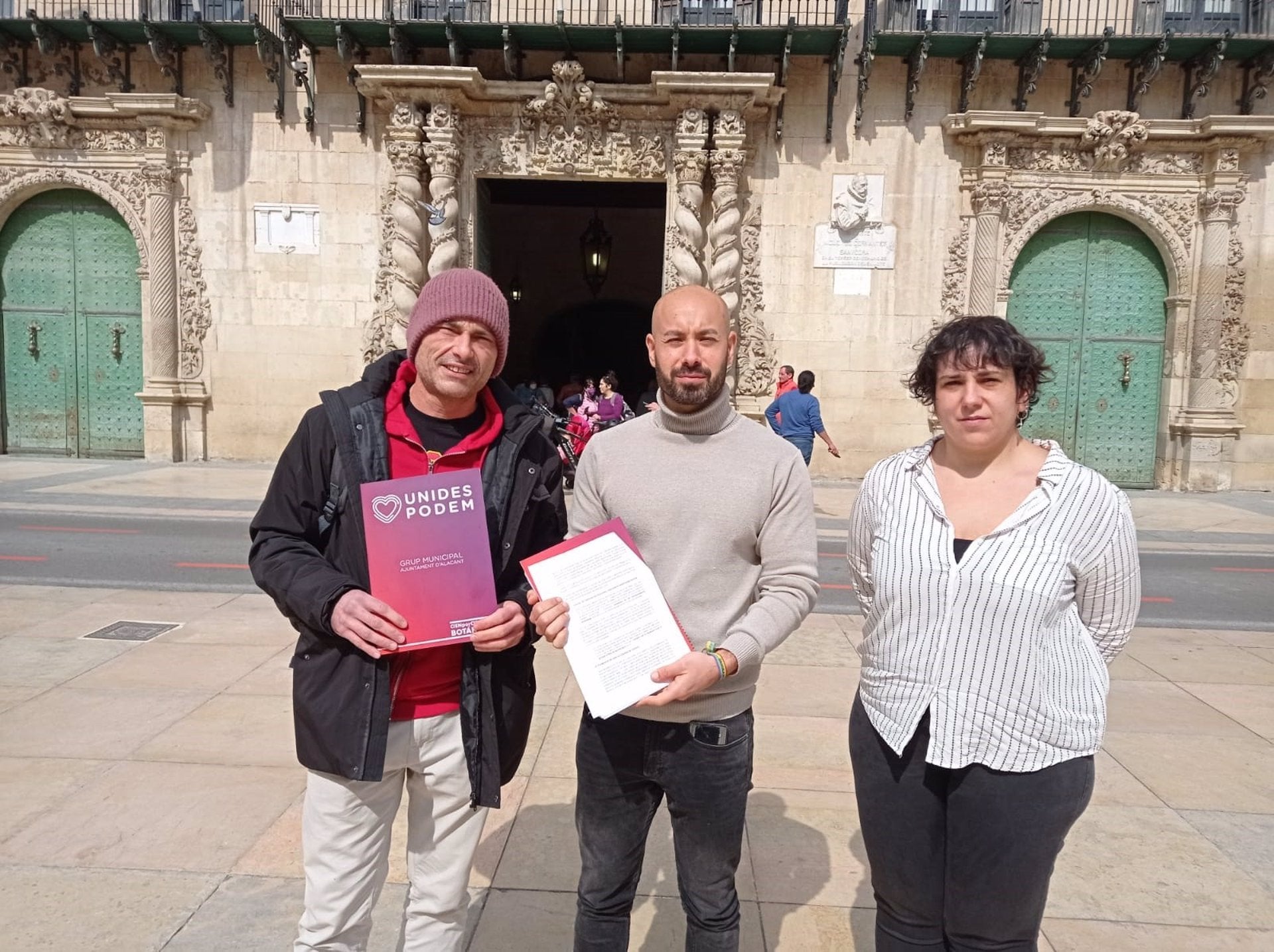 El portaveu d'UP a Alacant, Xavi López, al centre, presenta la PNL contra l'ordenança