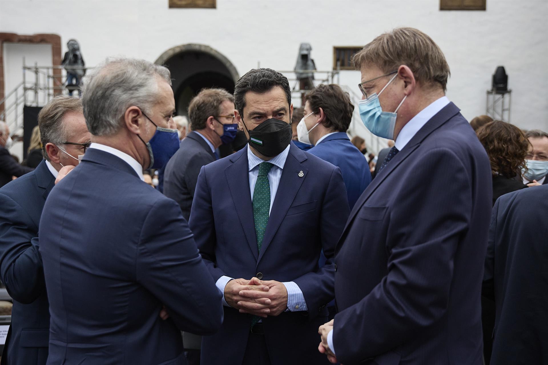 El president valencià, Ximo Puig, conversa amb els homòlegs andalús i basc, Juanma Moreno i Íñigo Urkullu