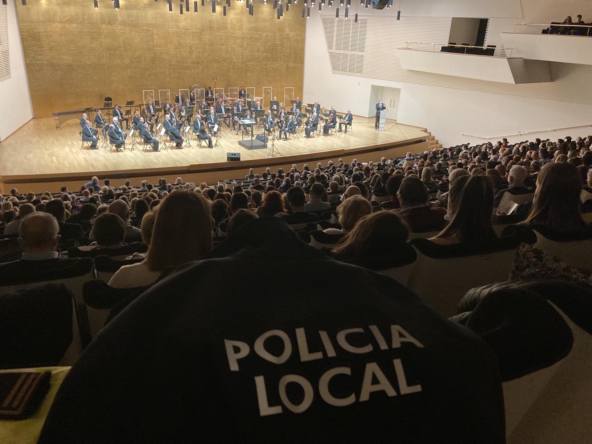 La policia local d’Alacant estrena himne propi amb referències religioses i a la Constitució