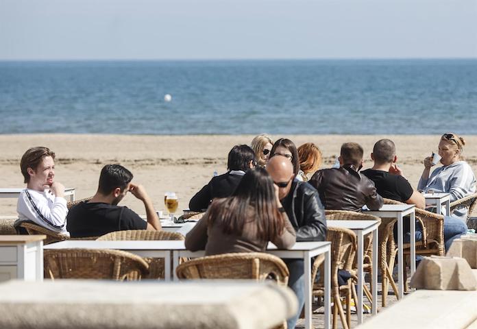 Una terrassa a la platja de la Malva-rosa de València | Rober Solsona | EP