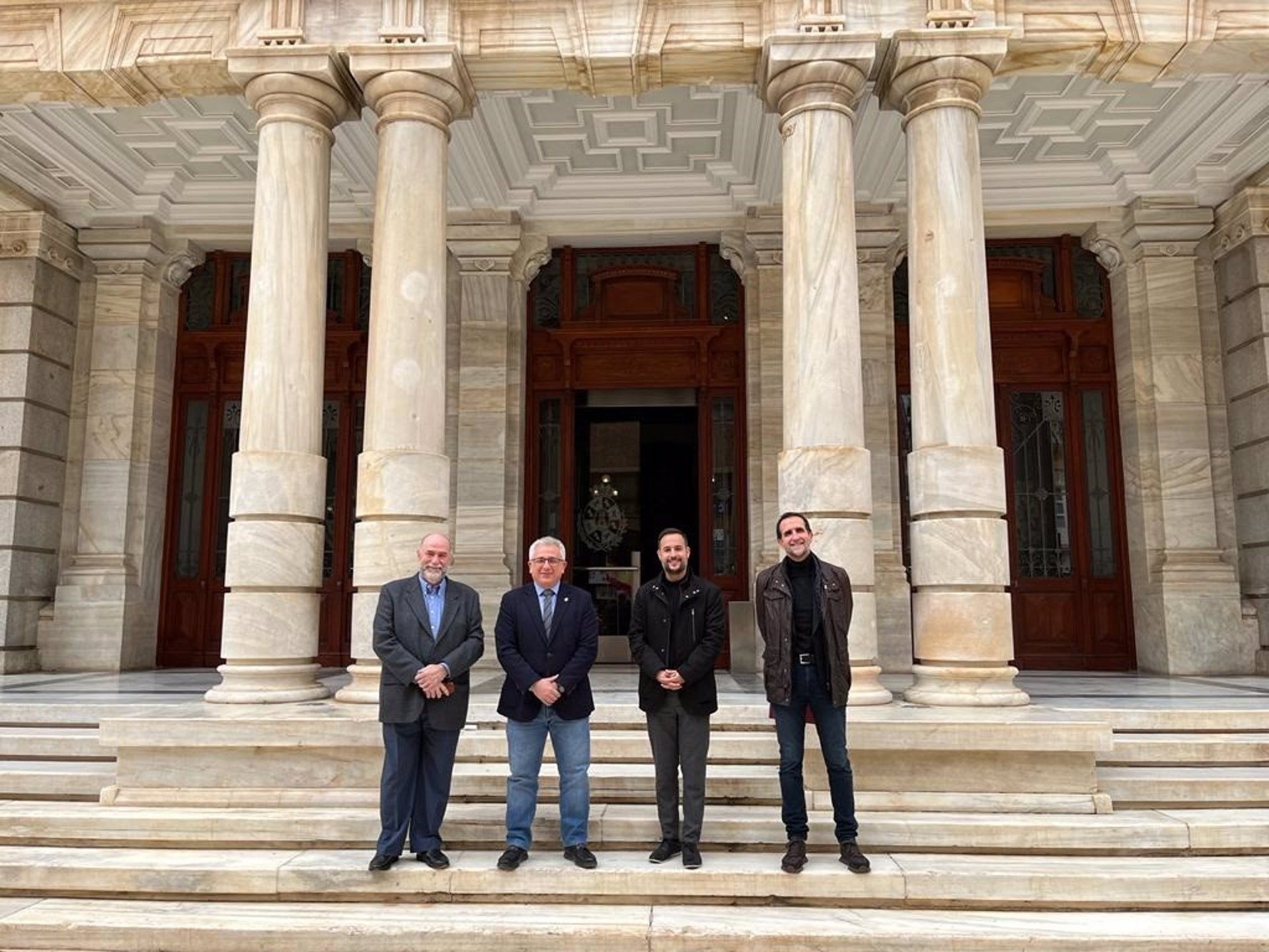 Els regidors de Cultura d'Alacant i Cartagena, ambdós al centre, amb els cronistes oficials de les dues ciutats