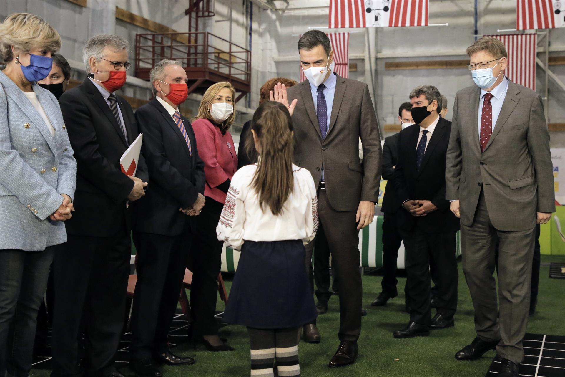 Els presidents Ximo Puig i Pedro Sánchez saluden una xiqueta ucraïnesa a Alacant