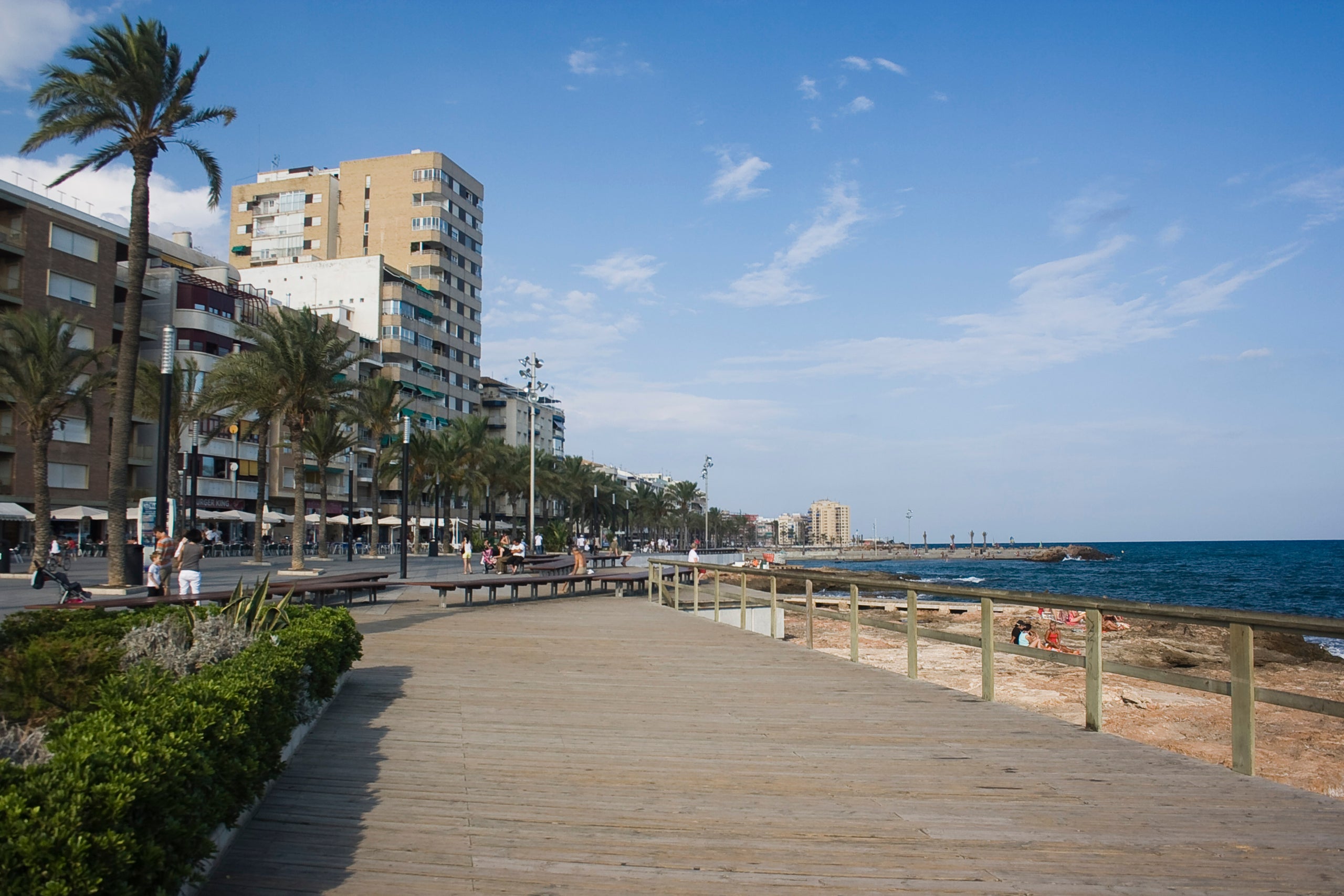 Passeig al centre de Torrevella, la ciutat amb més residents russos del País Valencià