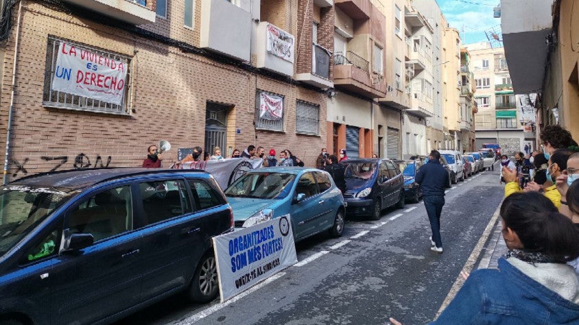 Veïns de Carolines protesten durant un intent de desnonament