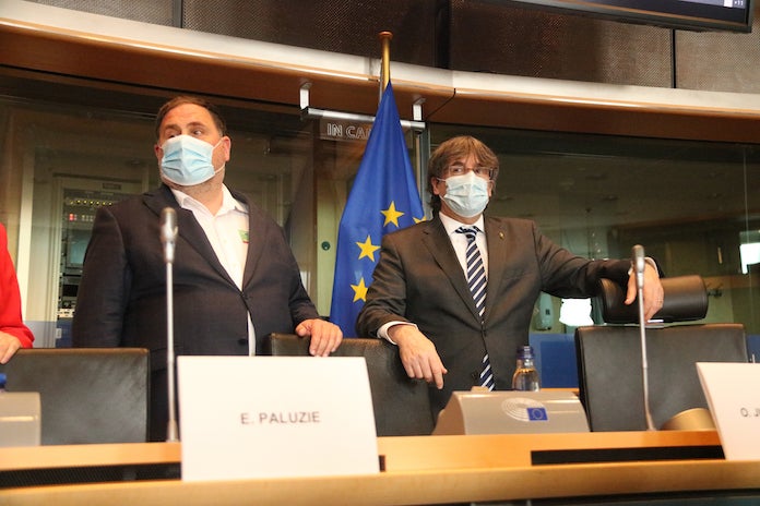 El president d'ERC, Oriol Junqueras, i l'expresident de la Generalitat i líder de Junts, Carles Puigdemont, en la roda de premsa a Brussel·les per l'esclat del cas d'espionatge «Catalangate» | Natàlia Segura | ACN