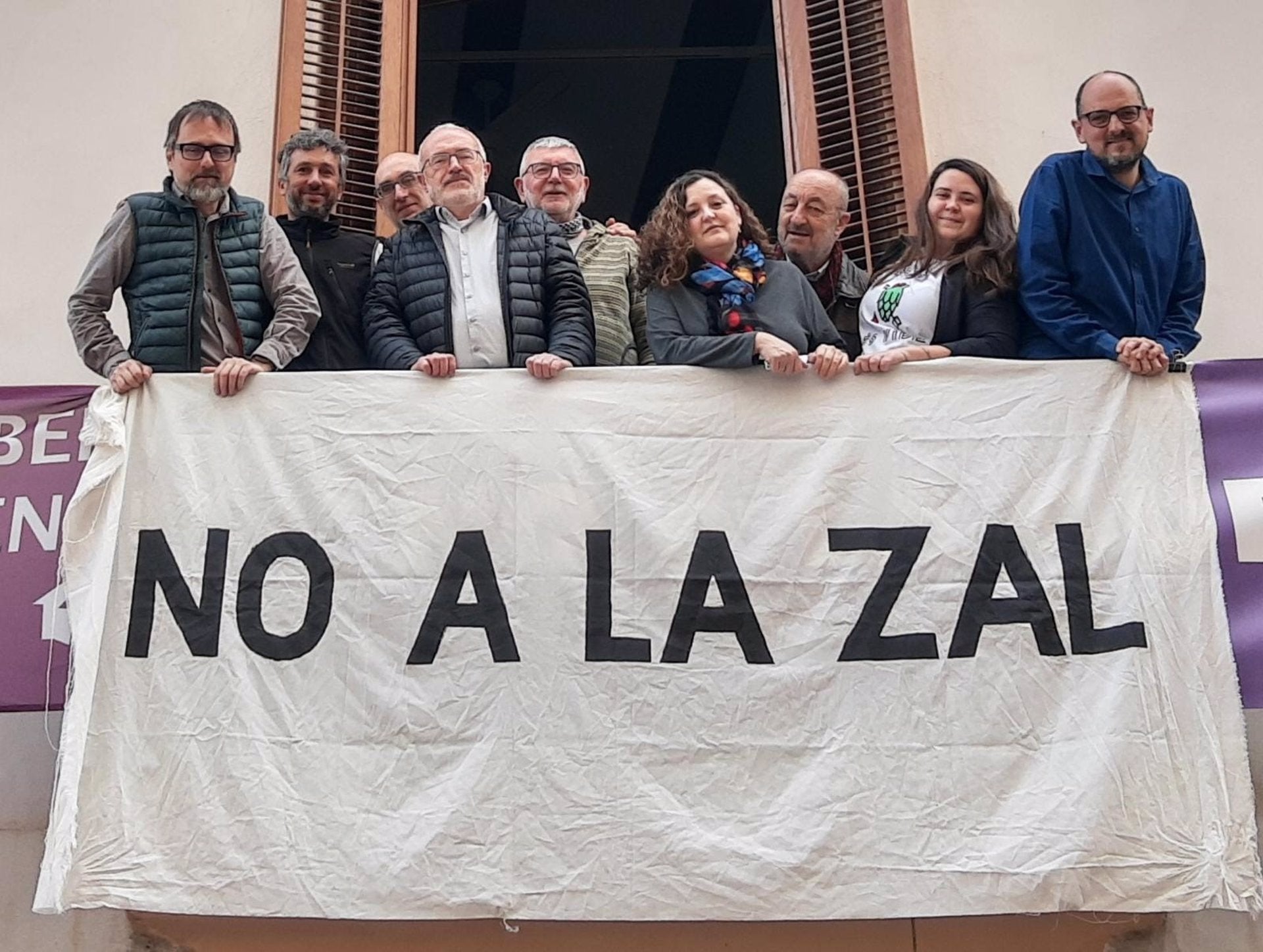 Membres de Per l'Horta, Comissió Ciutat-Port i La Unificadora després de la roda de premsa per l'anul·lació del Pla Especial de la ZAL