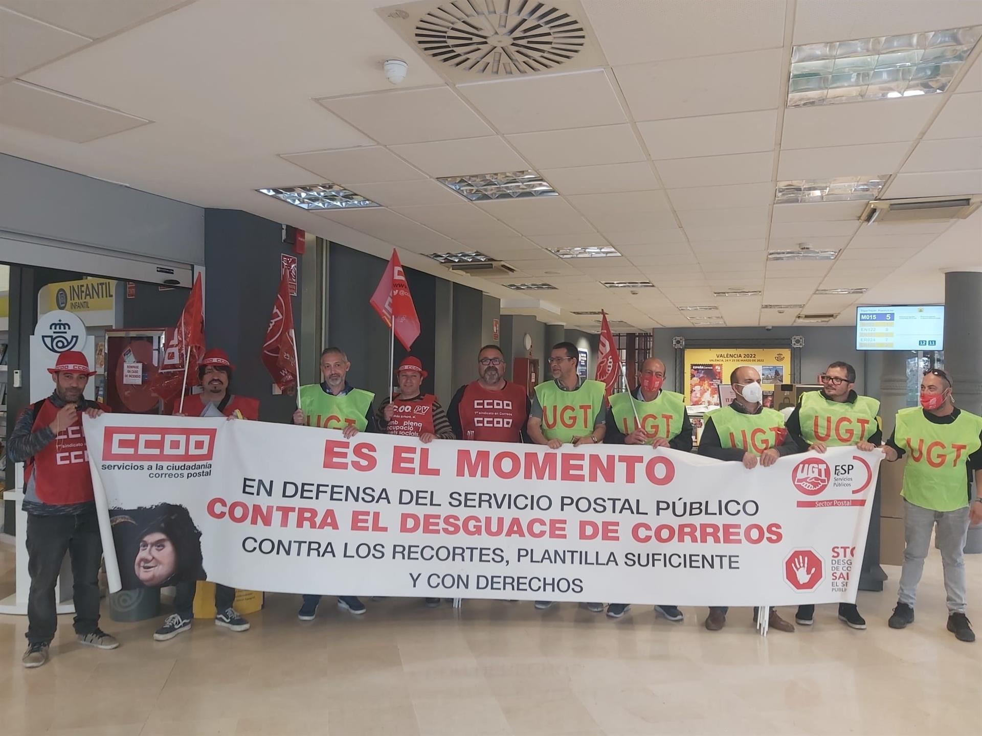 Manifestants ocupen la seu de Correus del centre de València