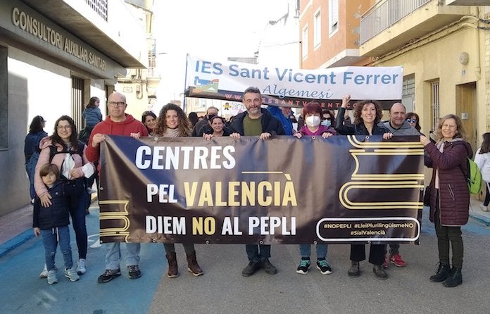 Recullen signatures en suport del manifest «Sí al valencià, no al PEPLI» a la Trobada d'Escoles en Valencià d'Alfarb