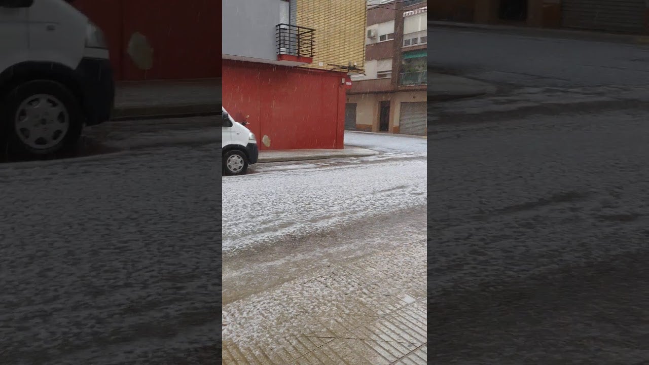 Una forta pedregada tiny de blanc els carrers d'Alzira