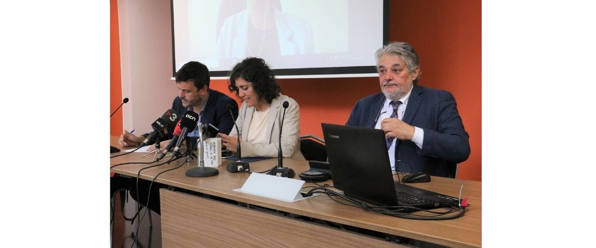 El president de La Fede, Luca Gervasoni, l'advocada d'Irídia, Anaïs Franquesa, i el president honorari de l’AED, Robert Sabata, parlant sobre els efectes de l'ús de Pegasus | Eli Don | ACN