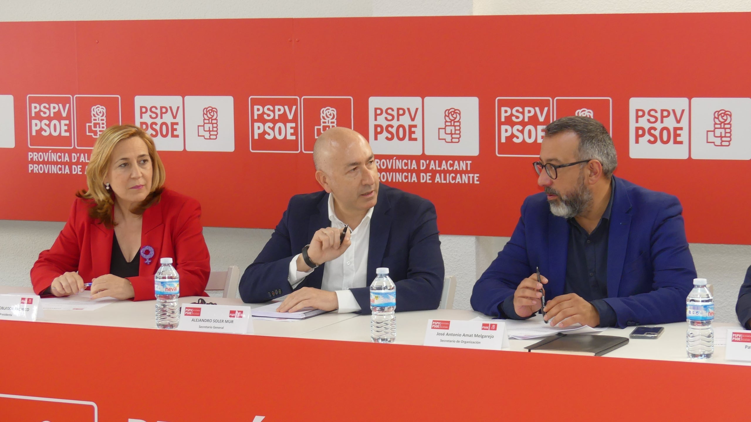 Araceli Poblador, subdelegada del Govern espanyol a Alacant; Alejandro Soler, secretari general del PSPV a les comarques del sud; i José Antonio Amat, secretari d'organització, es reuneixen a l'executiva del partit