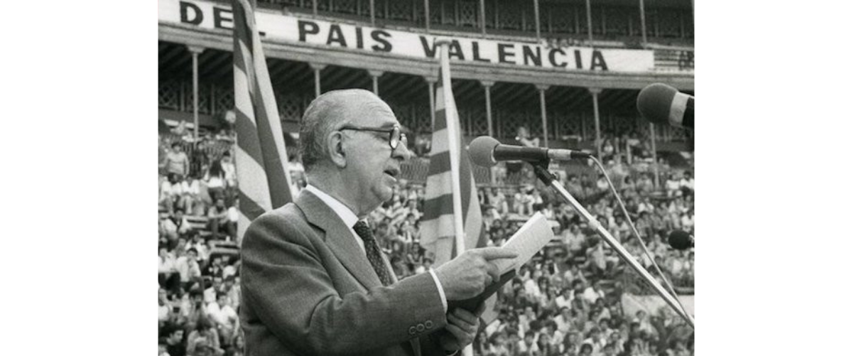 Manuel Sanchis Guarner durant una intervenció en un míting a la plaça de bous de València