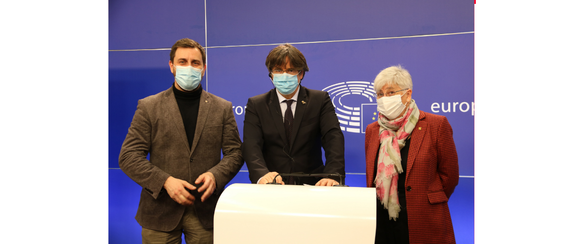 Els eurodiputats de JxCat Carles Puigdemont, Toni Comín i Clara Ponsatí a la roda de premsa sobre el suplicatori a l'Eurocambra, a Brussel·les el 9 de març del 2021 | Natàlia Segura | ACN