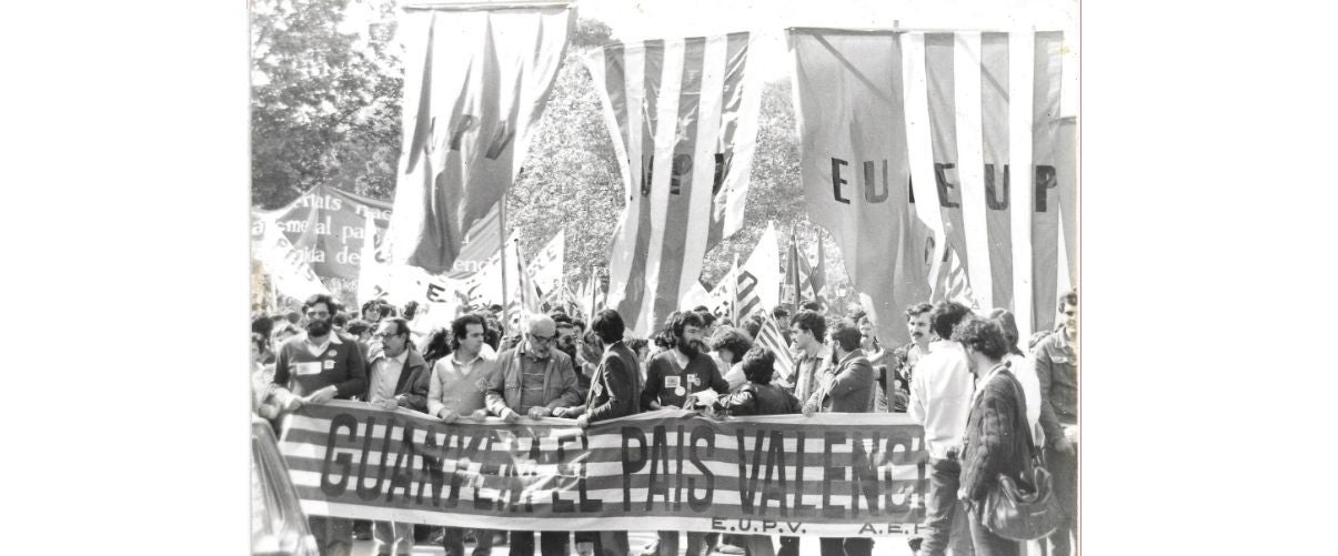 Capçalera de la manifestació, amb Vicent Grau, Doro Balaguer, Pere Mayor, Vicent Ventura i Vicent Pitarch. AEPV, EUPV i PNPV | Arxiu Manuel Carceller