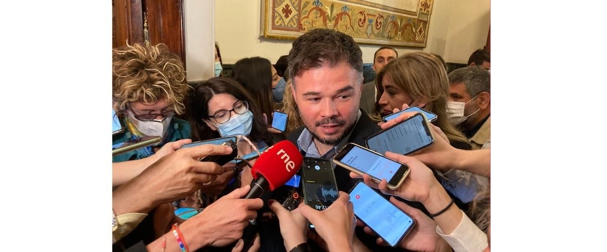 El portaveu d'ERC al Congrés, Gabriel Rufián, en una atenció als mitjans a l'entrada a la comissió de secrets oficials | Roger Pi de Cabanyes | ACN