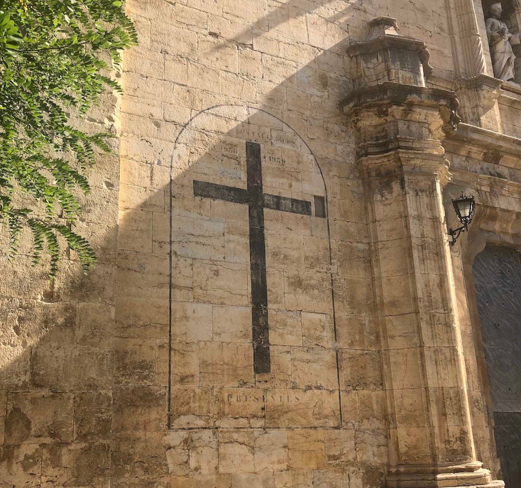 Creu als vencedors de la guerra civil espanyol a la façana de l'església de Cinctorres  (els Ports)