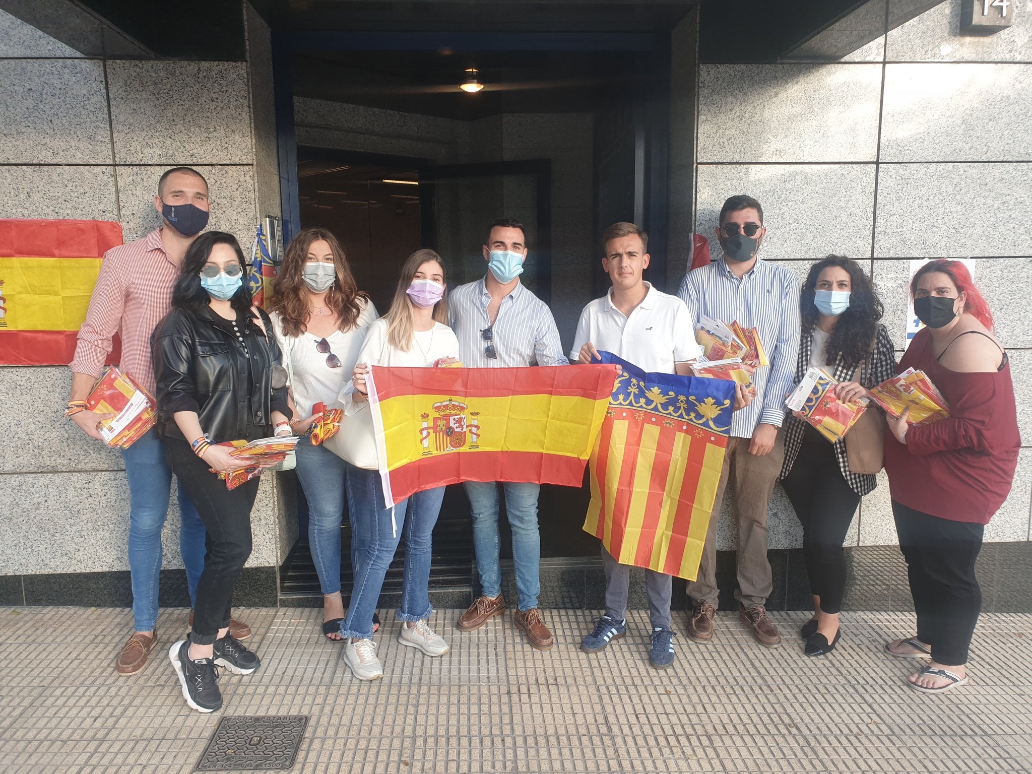 Imatge de NNGG Alacant. A la dreta del tot, Carolina Cutanda. Al centre, amb la senyera autonòmica valenciana, Pablo Sanz