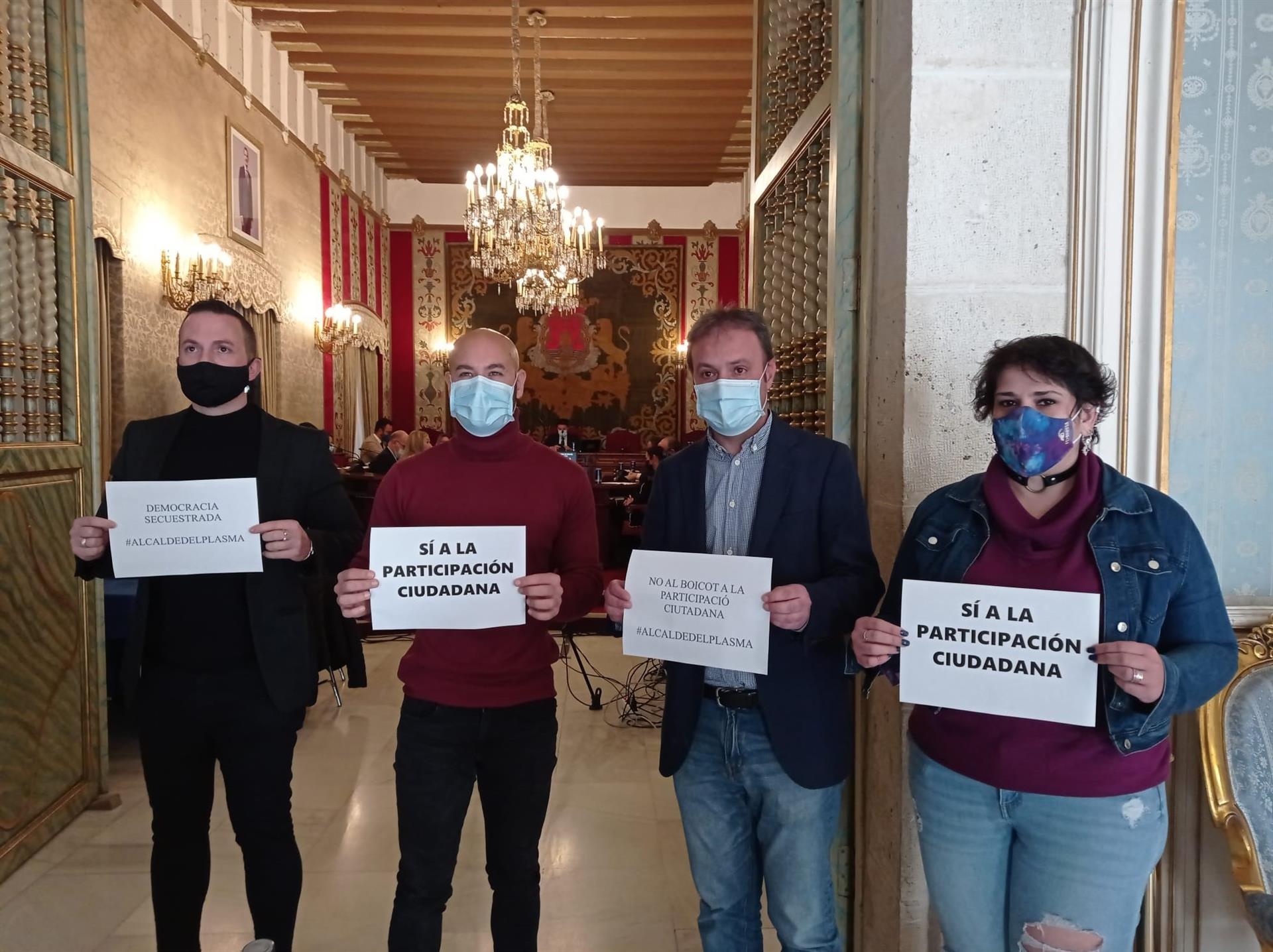 A l'esquerra, els tres regidors denunciats pel portaveu de Vox: Rafa Mas (Compromís), Xavier López (Unides Podem) i Natxo Bellido (Compromís). Al costat, Vanessa Romero (Unides Podem)