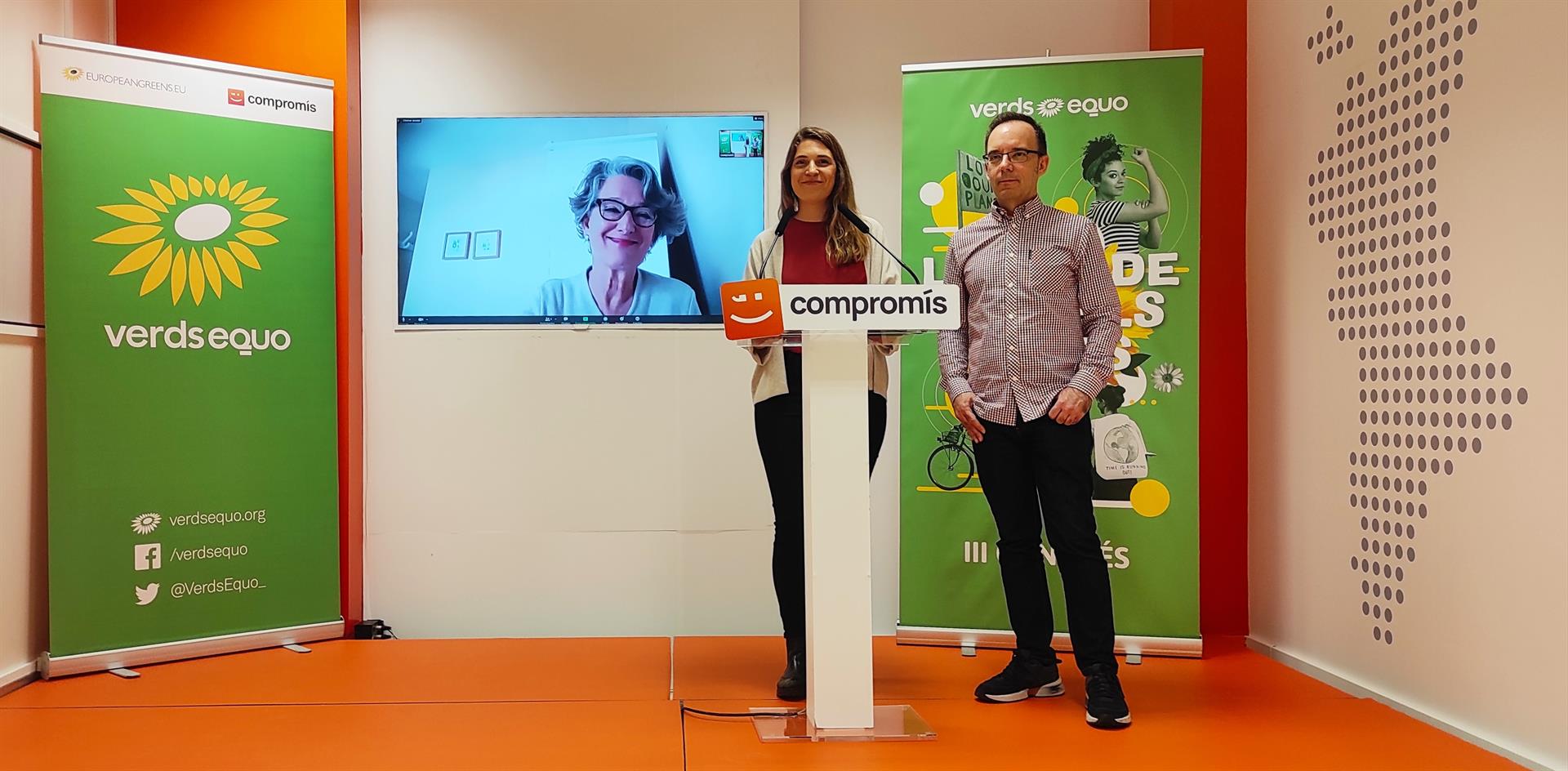 La copresidenta del Partit Verd Europeu, Evelyne Huytebroeck, en pantalla; la delegada de Verds Equo al Partit Verd Europeu, Paula Espinosa, i el portaveu de la formació valenciana, Natxo Serra