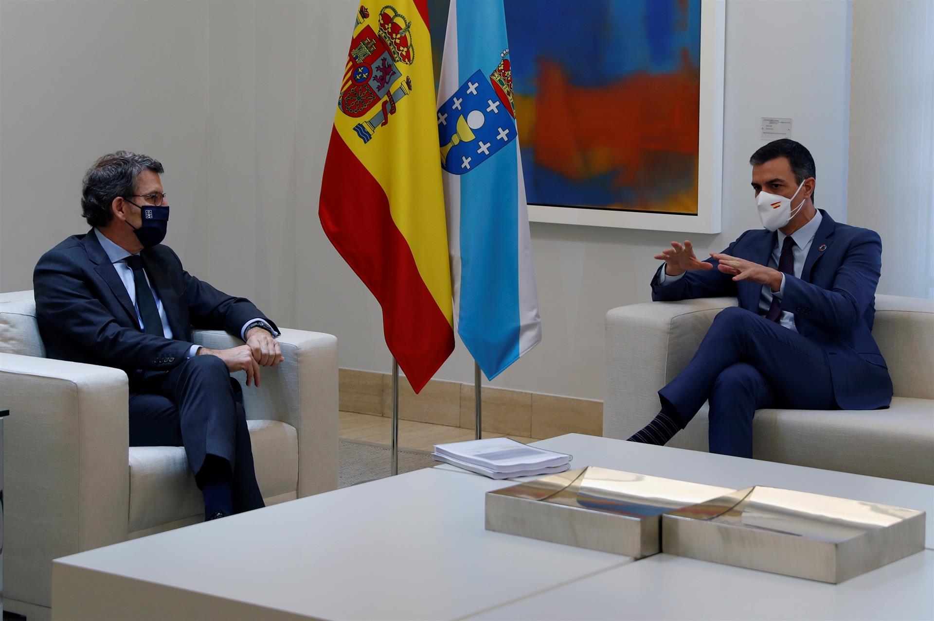 El president del PP, Alberto Núñez Feijóo, amb el president del Govern espanyol, Pedro Sánchez