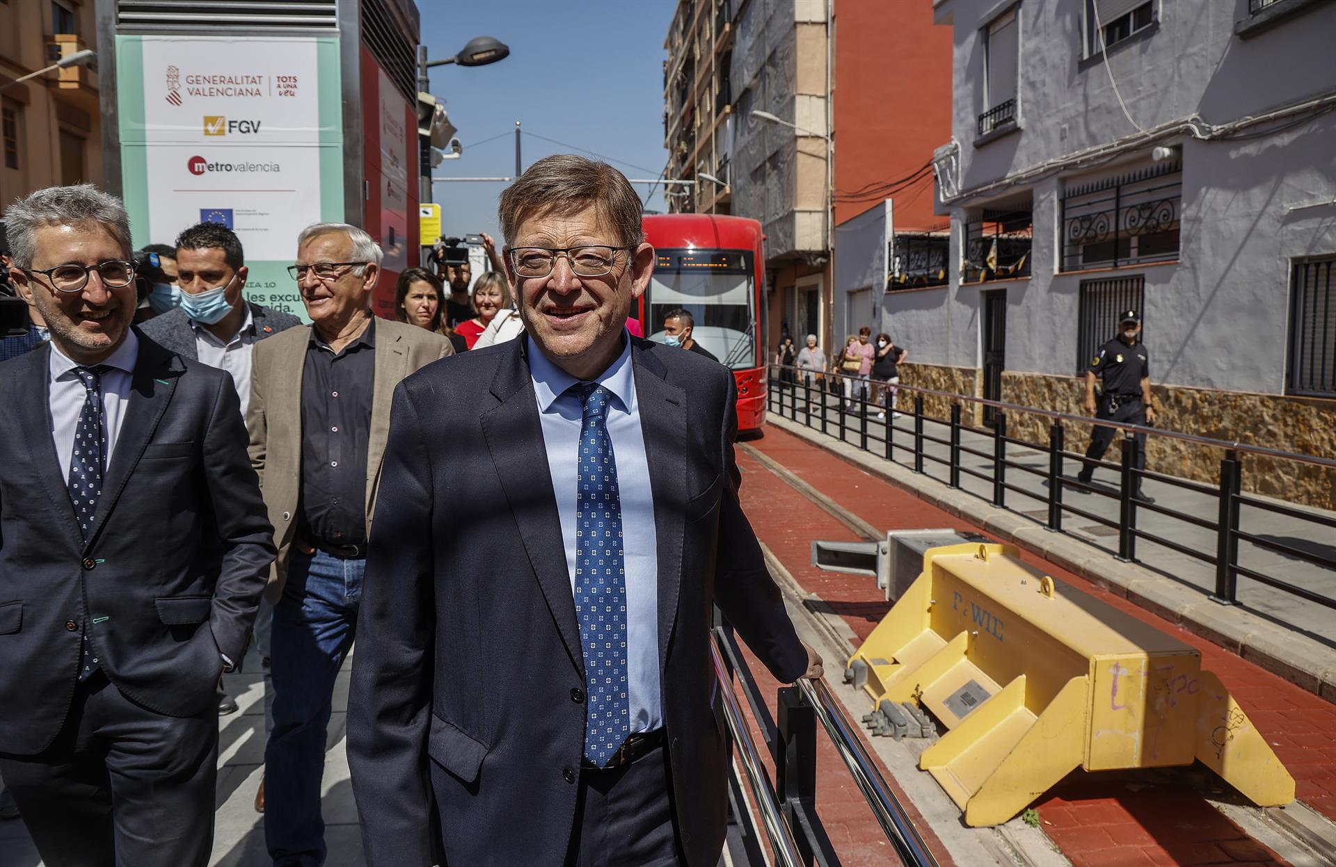 El president valencià, Ximo Puig, acompanyat del conseller d'Hisenda, Arcadi España, i de l'alcalde de València, Joan Ribó