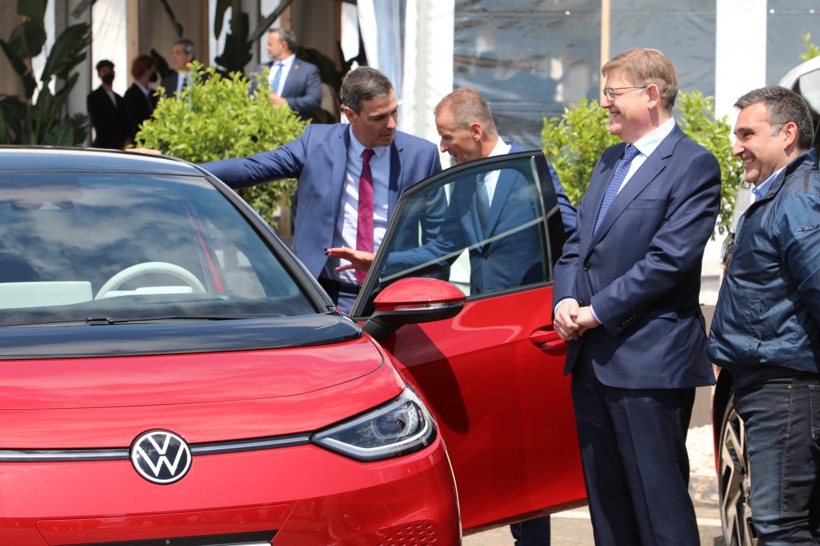 Els presidents Ximo Puig i Pedro Sánchez, amb els màxims dirigents de SEAT i Volkswagen, assisteixen a Sagunt