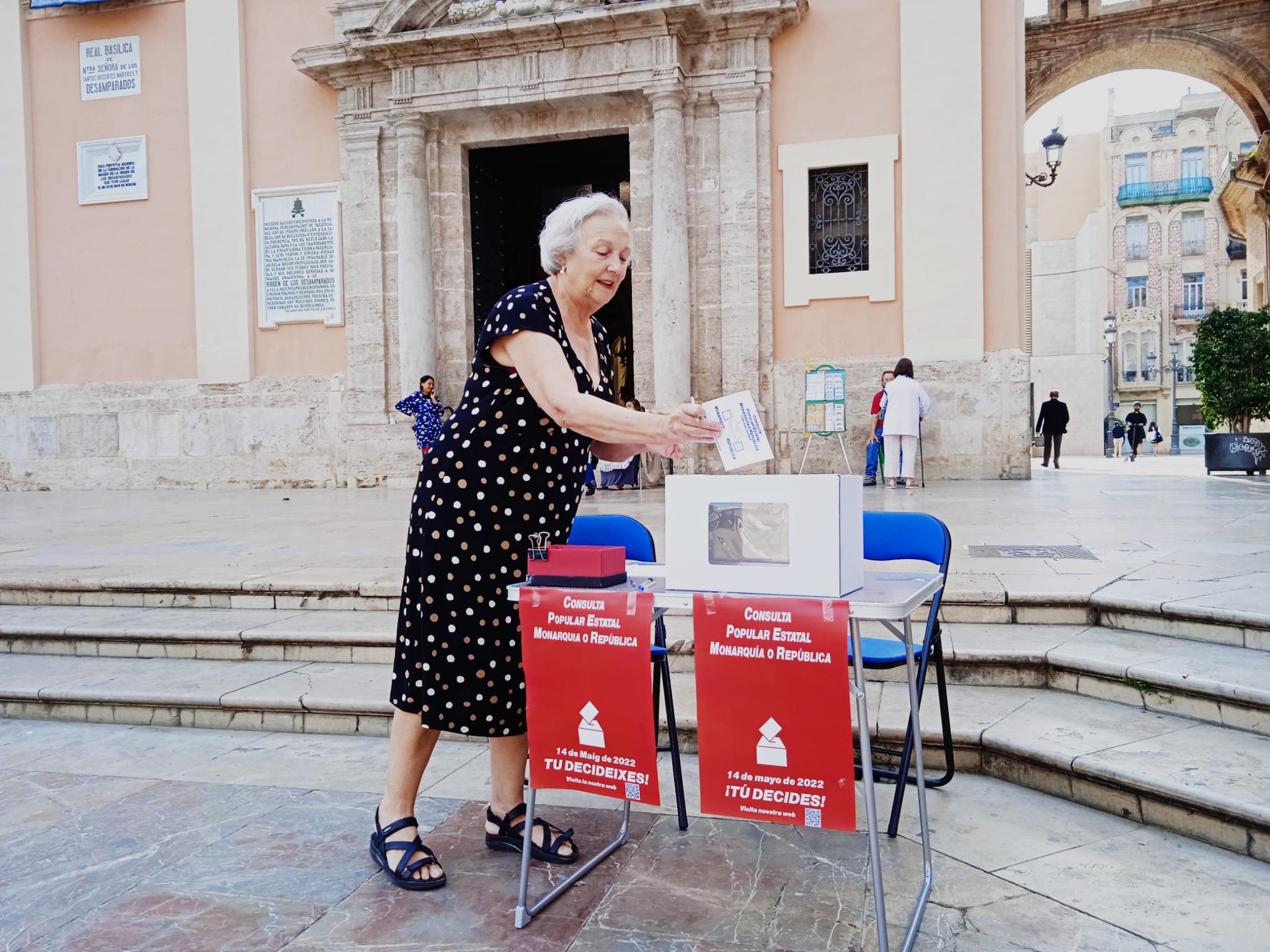 Una dona participa en la Consulta Popular Estatal Monarquia o República celebrada a la ciutat de València