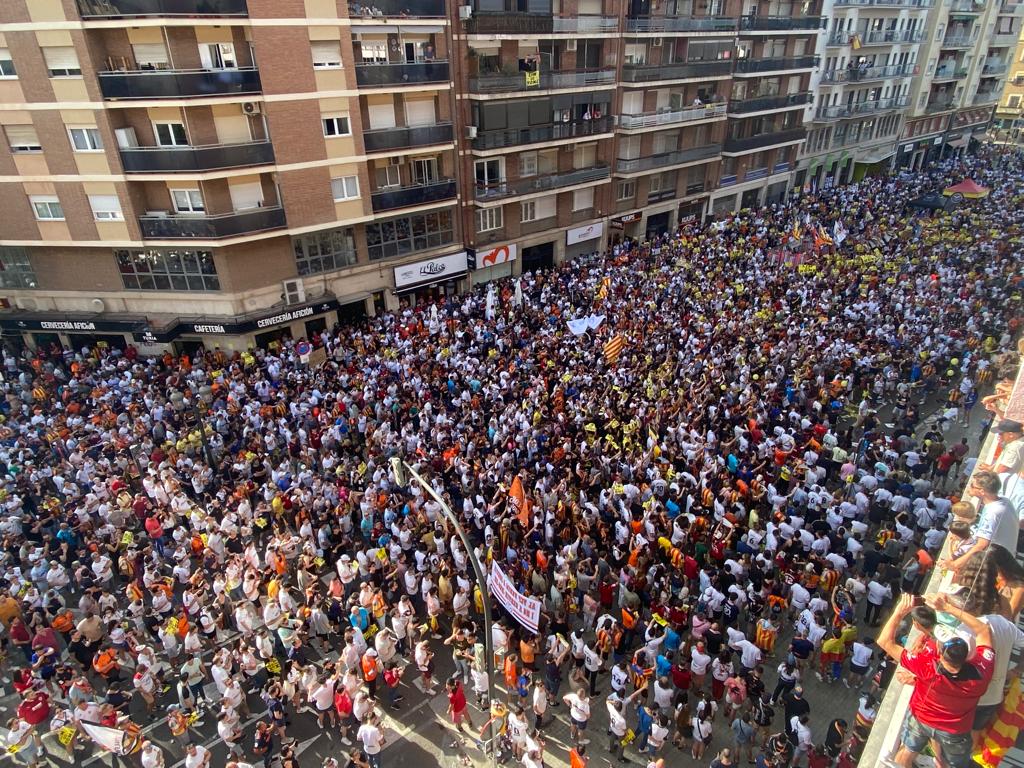 Els voltants de Mestalla, plens d'aficionats contra la continuïtat de Peter Lim al davant del València CF