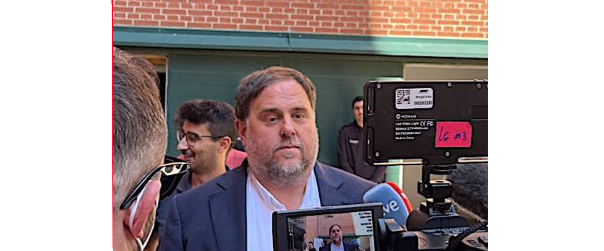 Oriol Junqueras atenent els mitjans de comunicació a València | DLV