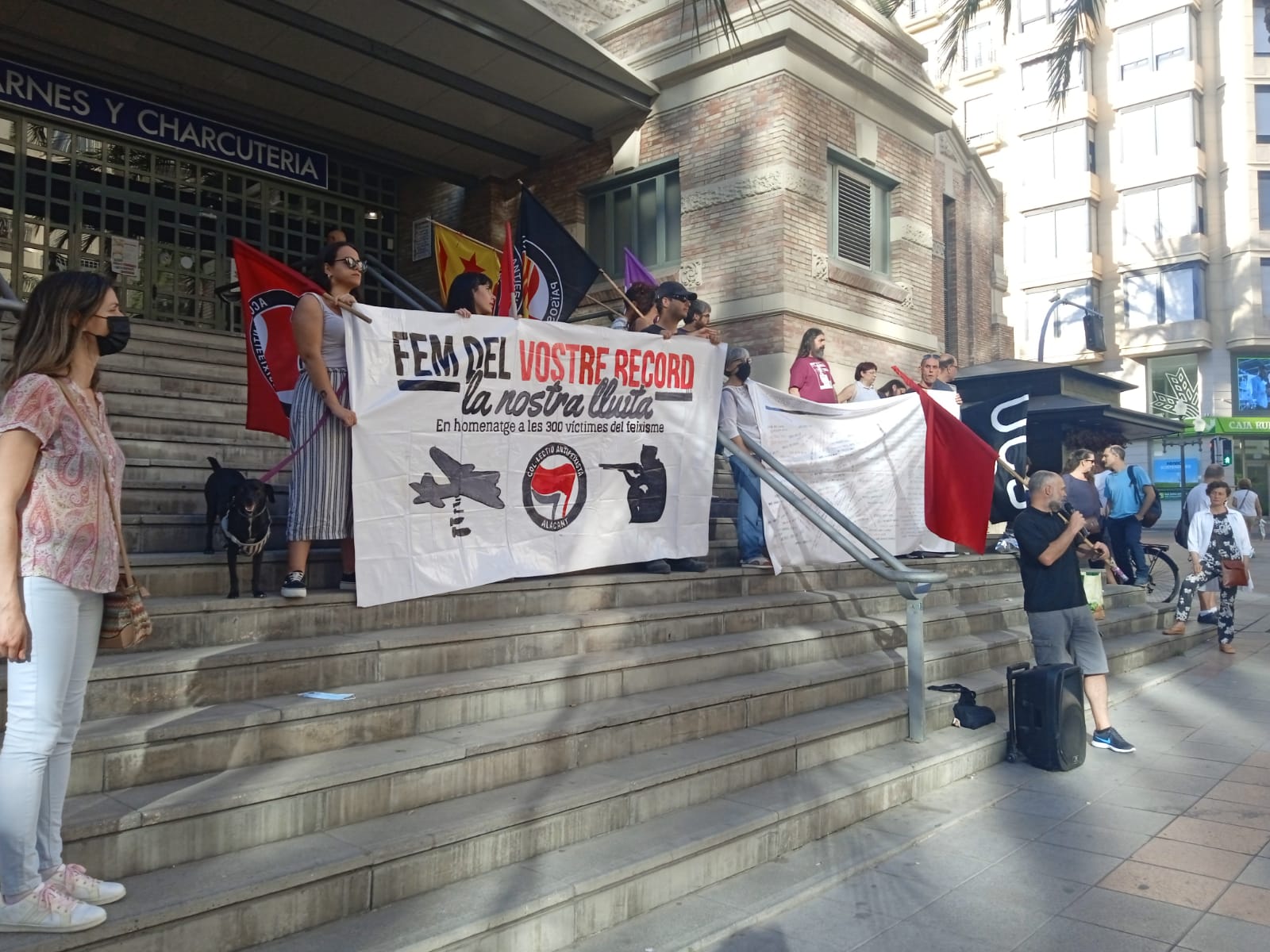 El Col·lectiu Antifeixista d'Alacant es manifesta per recordar les víctimes del bombardeig del Mercat Central