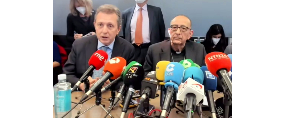 El president del despatx d'advocats Cremades-Calvo Sotelo, Javier Cremades, amb el president de la Conferència Episcopal Espanyola (CEE) i cardenal arquebisbe de Barcelona, Joan Josep Omella, durant la roda de premsa | Pol Solà | ACN