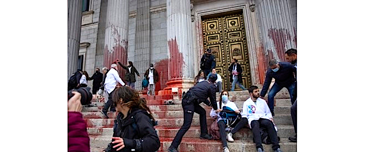Acció de protesta pacífica de Rebel·lió Científica a les portes del Congrés el 6 d'abril
