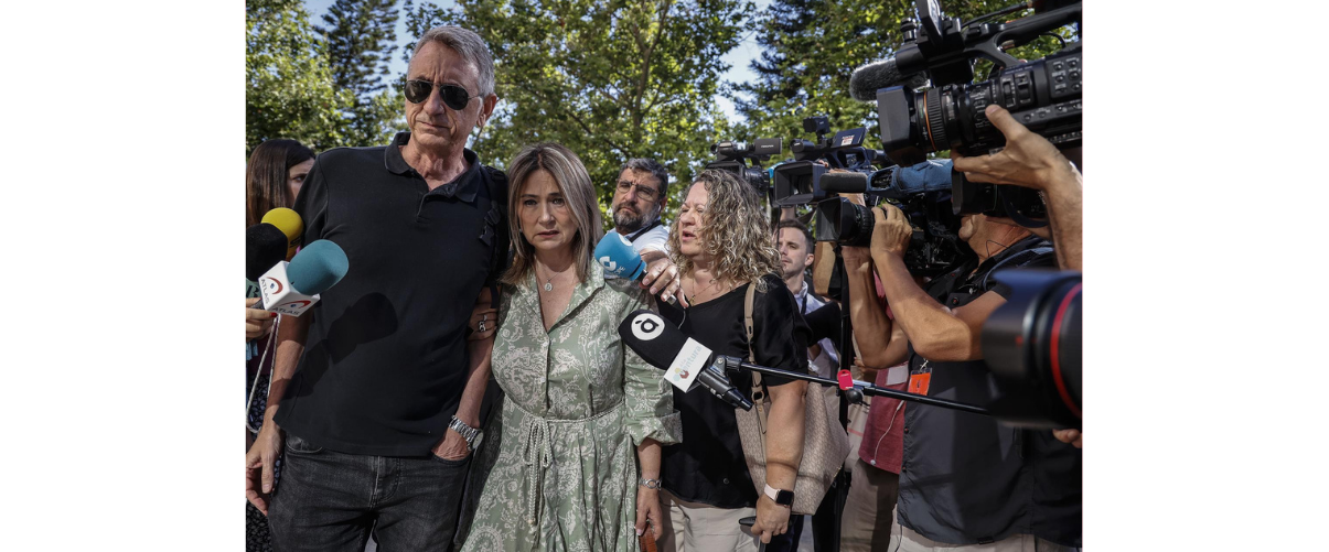 Marisol Burón, mare de Marta Calvo, i el pare a la Ciutat de la Justícia de València | Rober Solsona | EP
