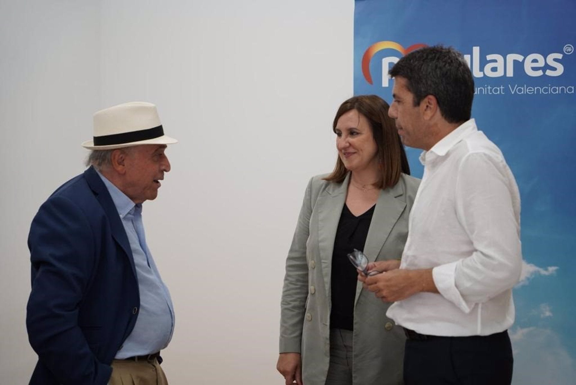 Carlos Mazón i María José Català, amb un representant de la comunitat gitana