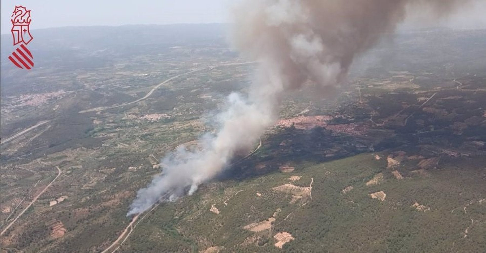 Els veïns de Caudiel han d’abandonar el poble per un gran incendi forestal
