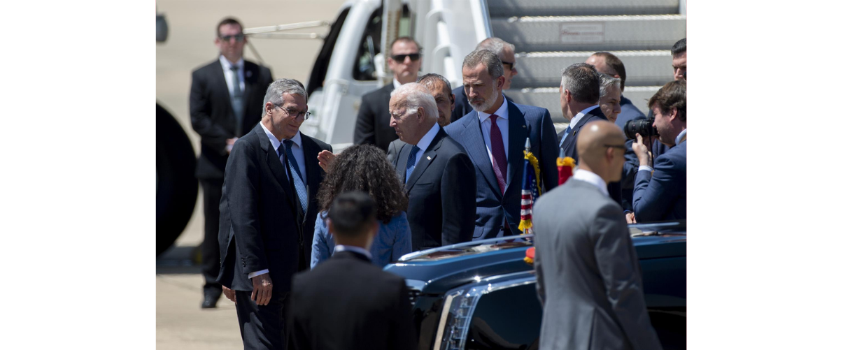 El president dels EUA, Joe Biden, és rebut per Felip VI, a la base de Torrejón de Ardoz per a participar en la Cimera de l'OTAN | EP