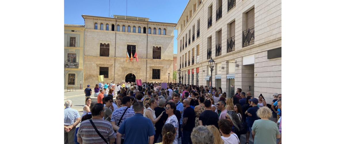 Alzira expressa el «profund dolor» per l’assassinat d’una veïna amb una concentració i un minut de silenci